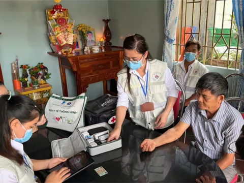 TP.HCM: Bác sĩ đến tận nhà chăm sóc sức khỏe cho người dân