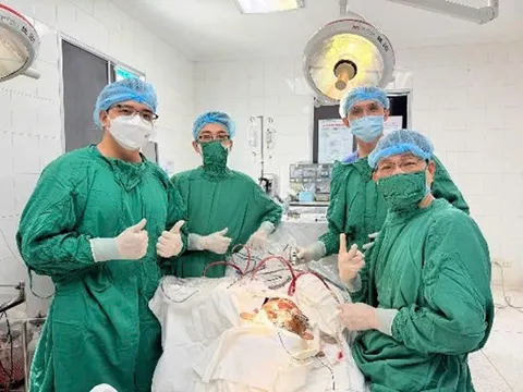 Khối u hiếm gặp phá hủy xương khiến người đàn ông suýt bị mù