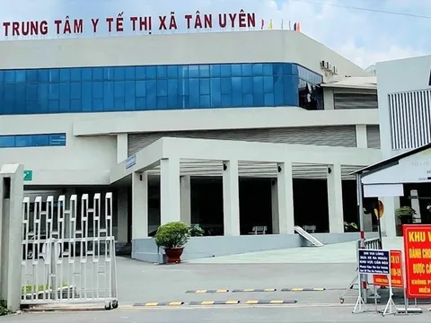 Bác sĩ tiêm "vaccine dịch vụ" bị tạm giam