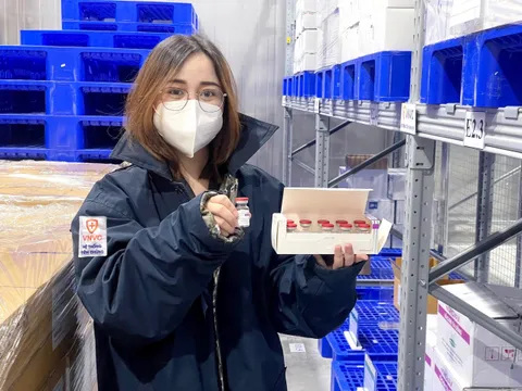 Các hãng sản xuất vaccine Covid-19 'chạy đua' với siêu biến thể Omicron