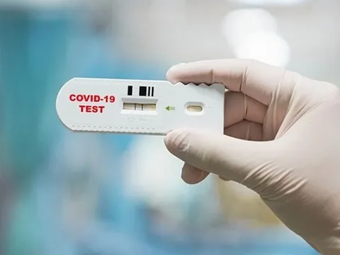 Tự test nhanh Covid-19 tại nhà, vô tình sử dụng luôn cả que chứng dương