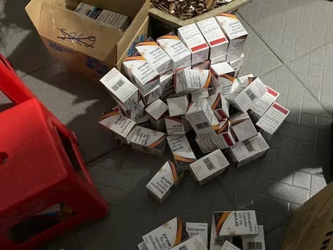 Bắt giữ hàng trăm hộp thuốc điều trị Covid-19 không nguồn gốc