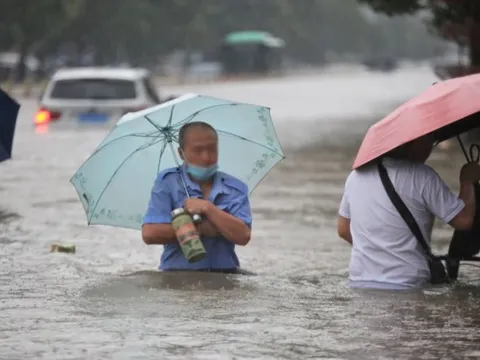 Người đàn ông suýt chết vì suy đa tạng sau khi lội nước mưa