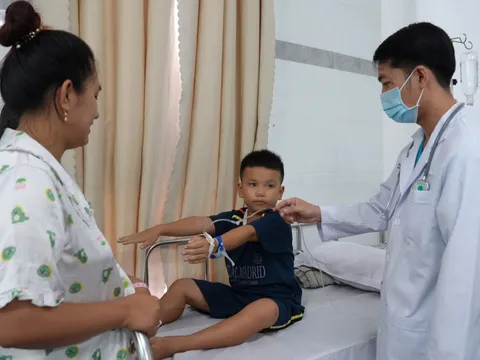 Can thiệp thành công dị dạng mạch máu não phức tạp cho trẻ 8 tuổi