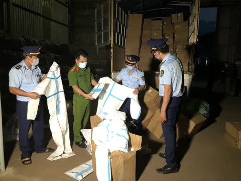 Lào Cai: Bắt giữ hơn 8.300 bộ đồ bảo hộ y tế không rõ xuất xứ