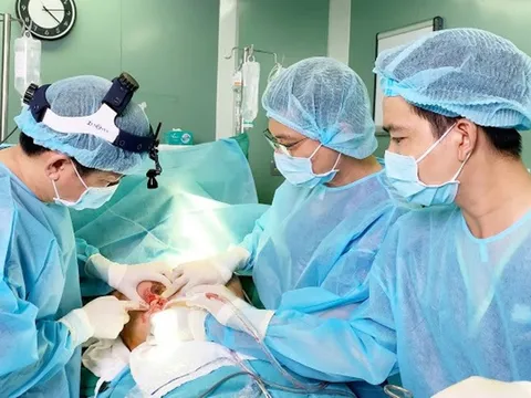 Spa 'bỏ quên' băng gạc trong ngực bệnh nhân sau ca 'nâng cấp vòng 1'