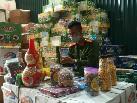 Hà Nội: Thu giữ hàng nghìn thùng bánh kẹo nhập lậu trước thềm Trung thu