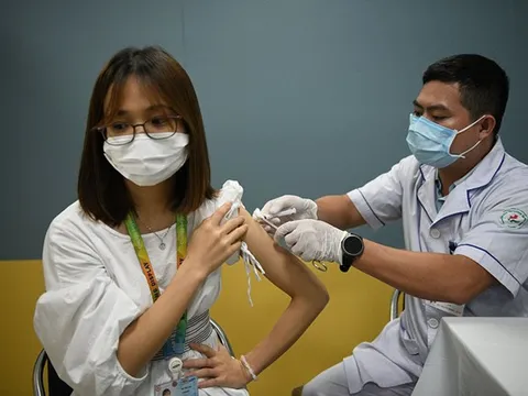 Hàng nghìn chữ ký kiến nghị Thủ tướng cho người lao động đã tiêm vaccine được đi làm trở lại