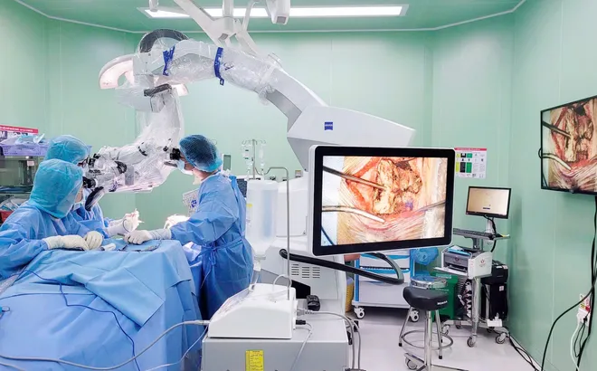 Cứu cụ bà 86 tuổi mang túi phình động mạch não như “bom hẹn giờ