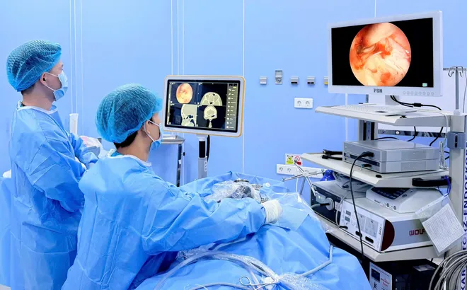 Cô gái trẻ mờ mắt vì căn bệnh u nhầy xoang trán