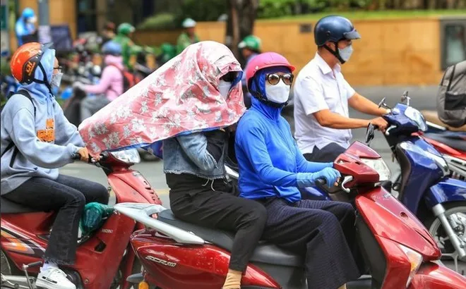 Bác sĩ cảnh báo nguy cơ sốc nhiệt khi nắng nóng như đổ lửa