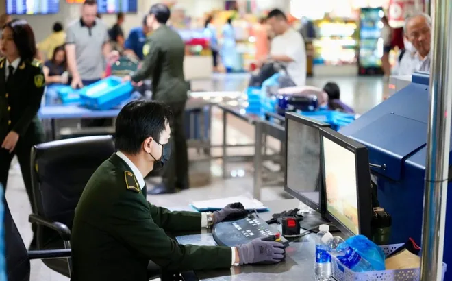 Lực lượng kiểm dịch quốc tế trực 24/24 tại sân bay Tân Sơn Nhất để chống dịch Ebola
