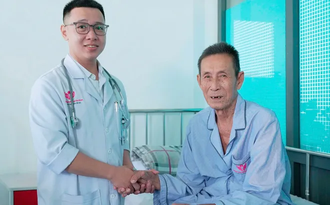 Tắc mạch tuyến tiền liệt cứu cụ ông bí tiểu nhiều tháng