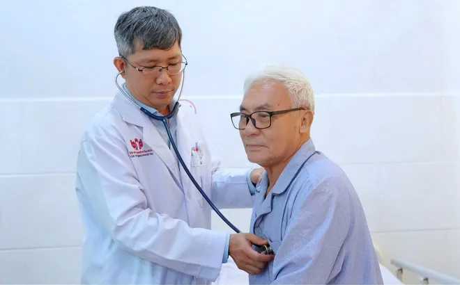 Đừng chủ quan với mệt, đau ngực thoáng qua ở người cao tuổi
